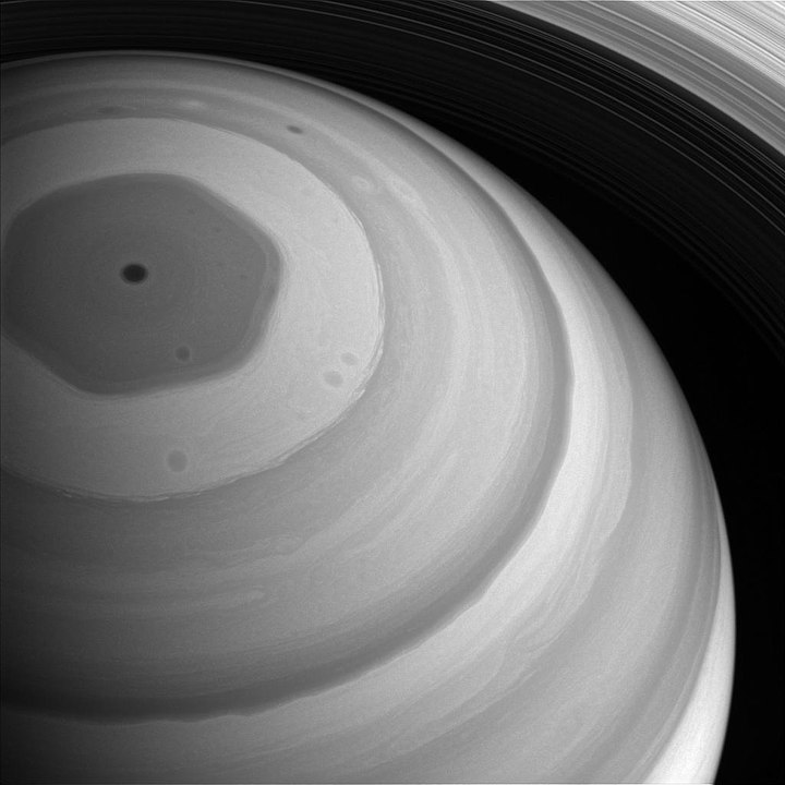 picture of Saturn's cloud patterns